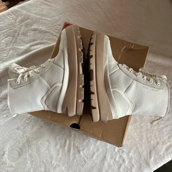 UGG Women's The Ugg Lug Lace-Up Platform Boots White/Cream Size 5 - Picture 9 of 16